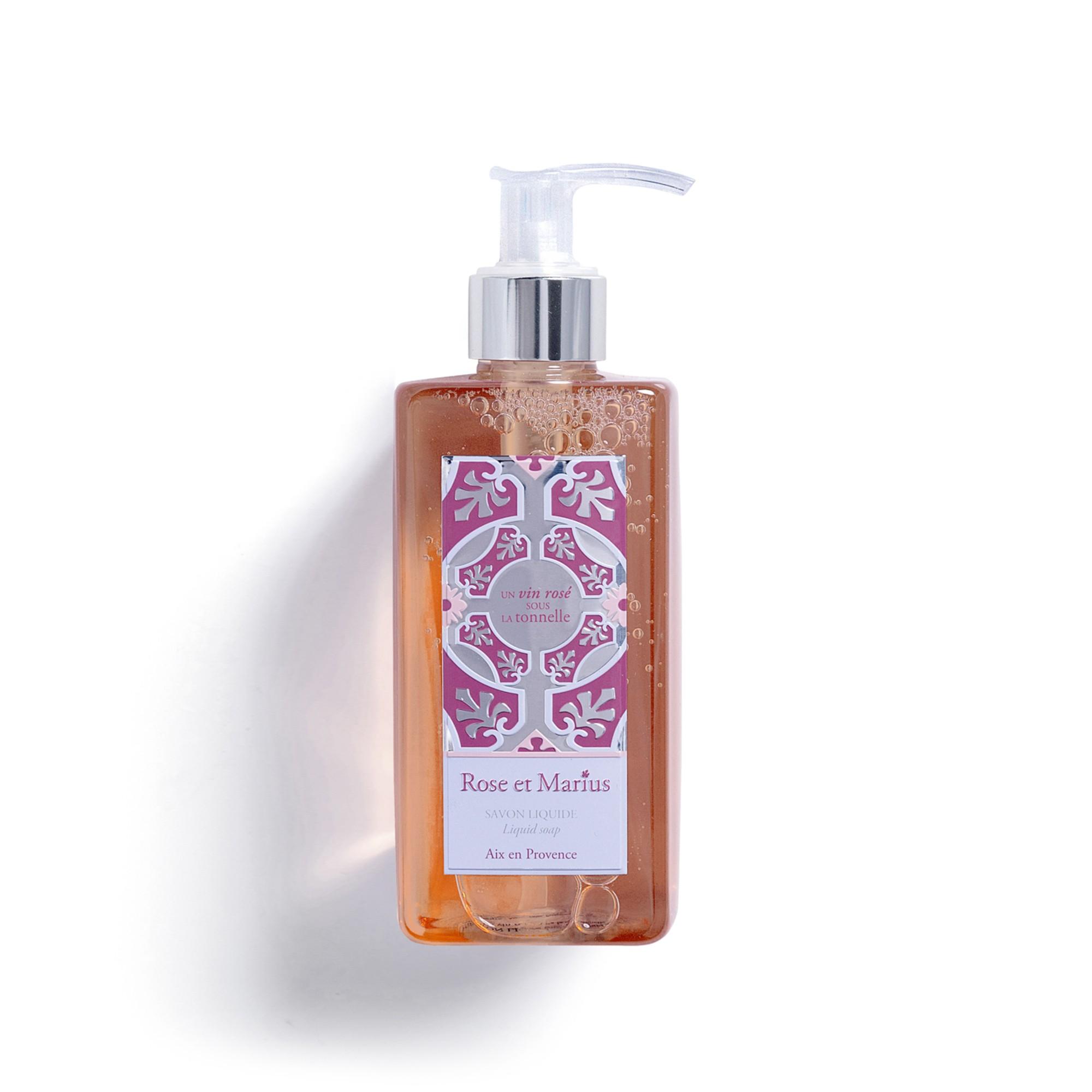 UN VIN ROSÉ SOUS LA TONNELLE